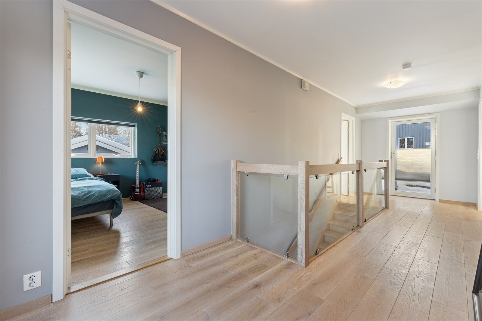 Fra gangen er det tilgang til flere soverom, med eikeparkett som gir et helhetlig preg. Galleribilde