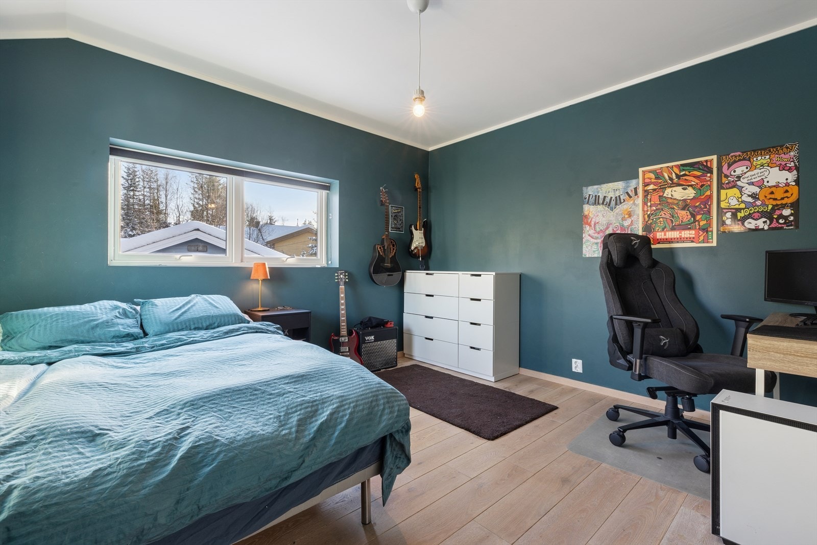 Soverom 2 med plass til skrivebord og seng gir fleksibel bruk av rommet. Galleribilde