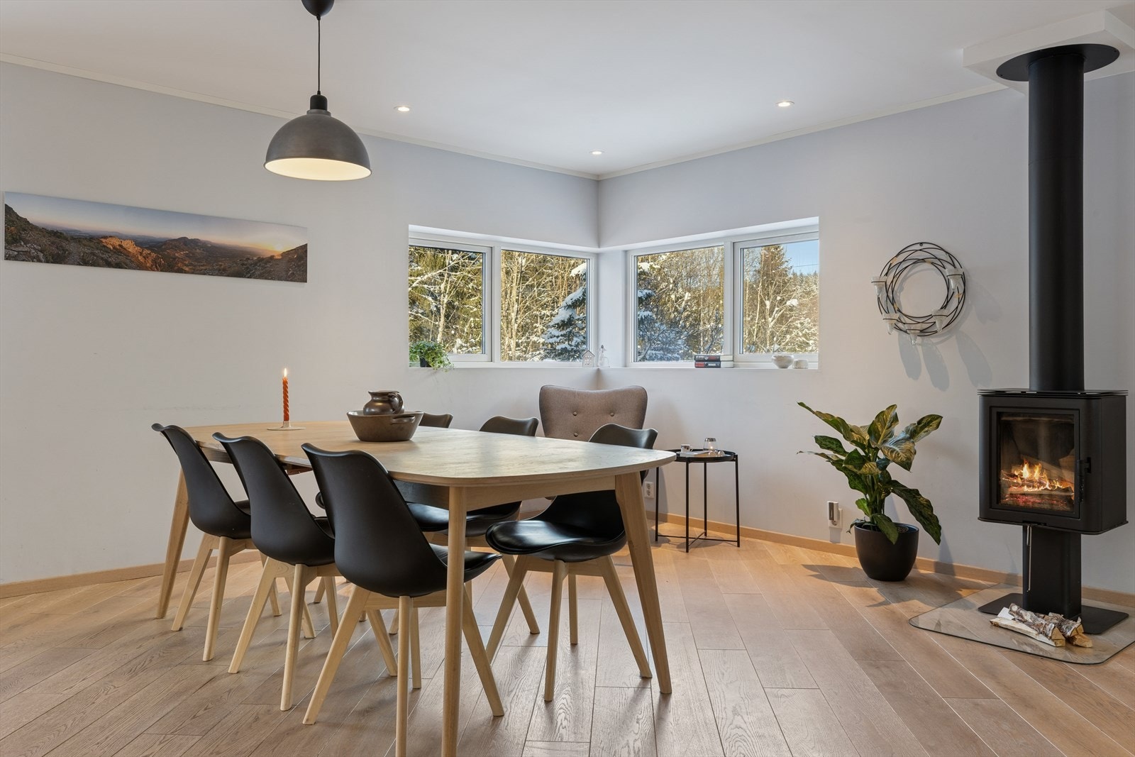 Peisovnen i spisestuen gir effektiv oppvarming og skaper en lun atmosfære. Galleribilde