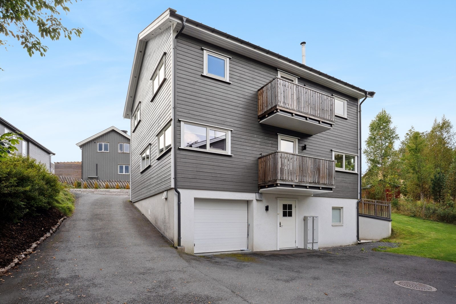 Det er to balkonger mot nord-øst. Her er det fin morgensol. Gressplen er skrånende og mot nordvest. Galleribilde