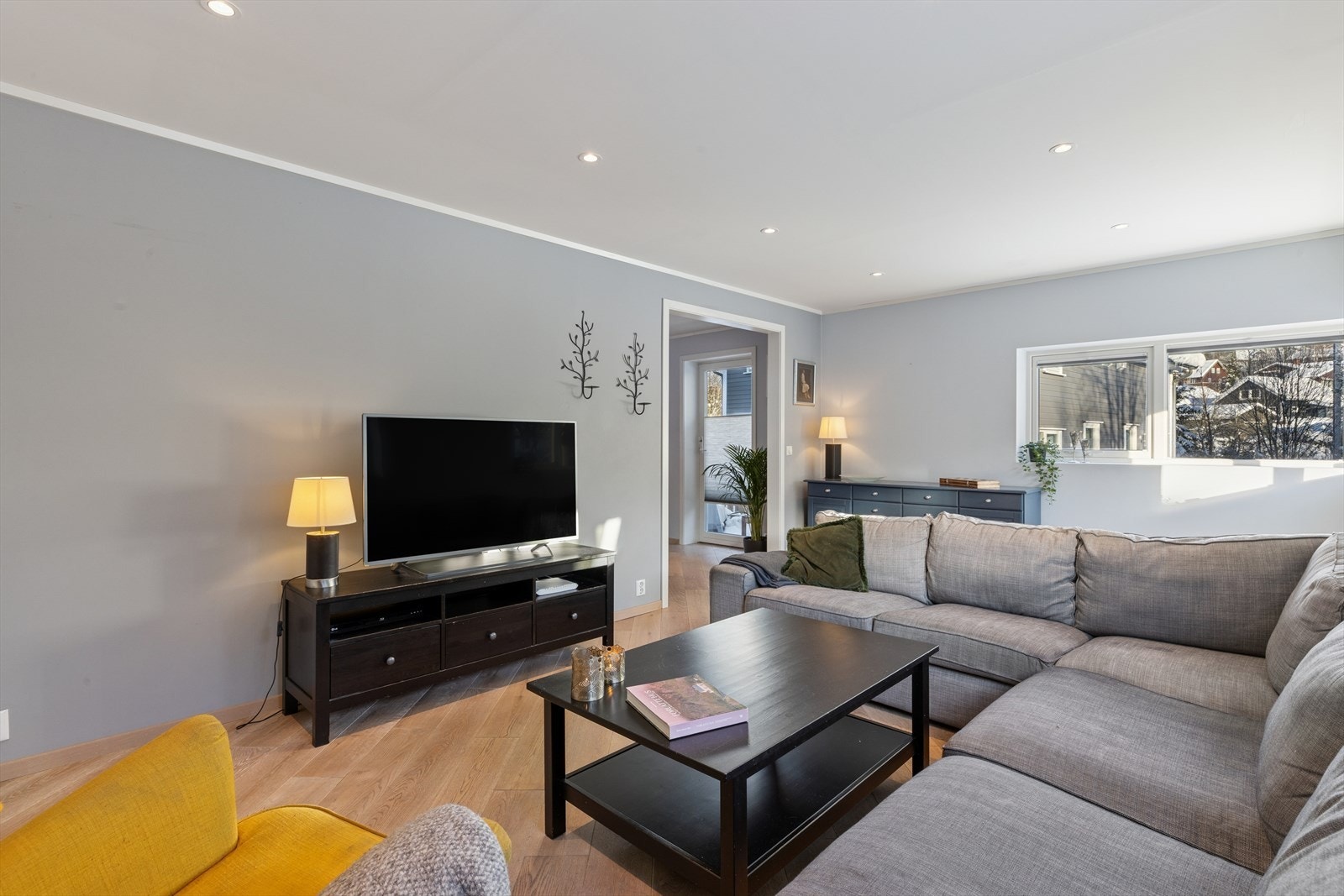 Plass til stor sofagruppe gjør stuen ideell for sosiale sammenkomster. Dette rommet kan deles av til ett ytterligere soverom. Galleribilde