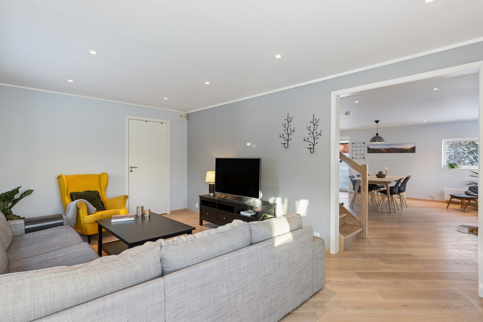 Stuen er i delvis åpen løsning med spisestuen, noe som gir en naturlig overgang mellom rommene. Galleribilde