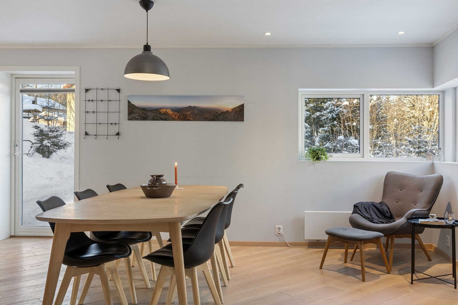 Spiseplass med utsikt mot hageområdet gir en behagelig ramme for måltider. Galleribilde