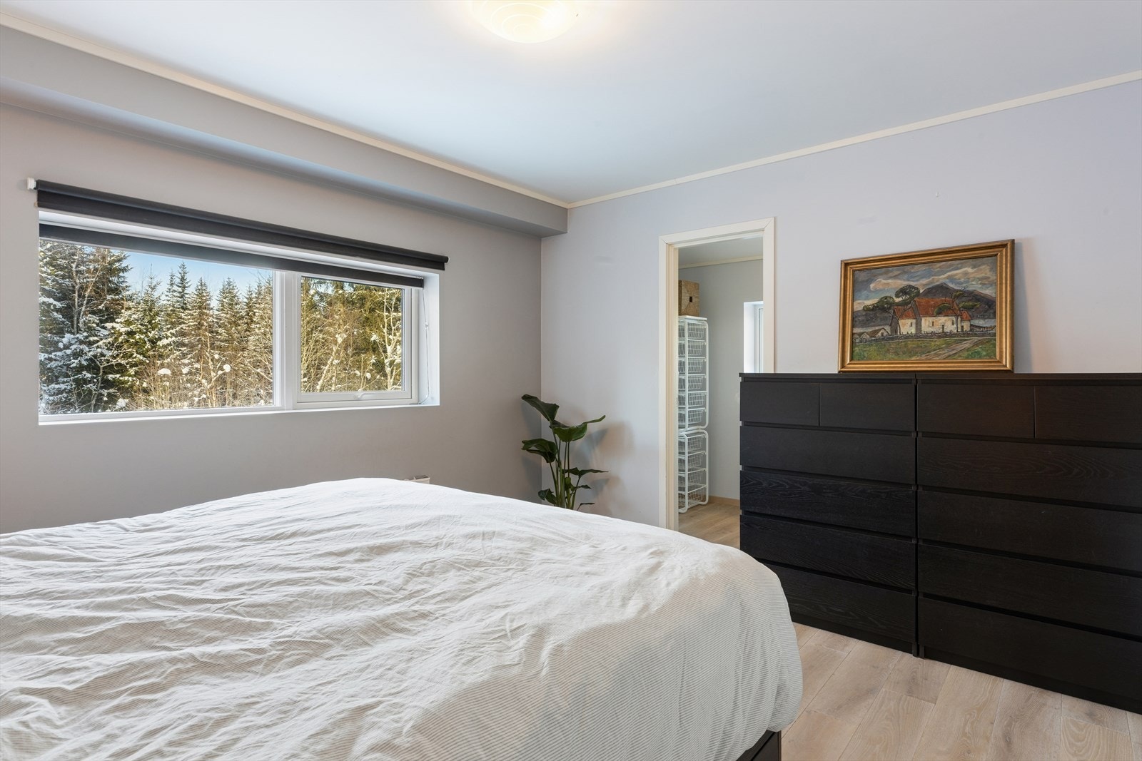 Plass til dobbeltseng og kommodeløsning, samt direkte inngang til walk-in-closet. Galleribilde