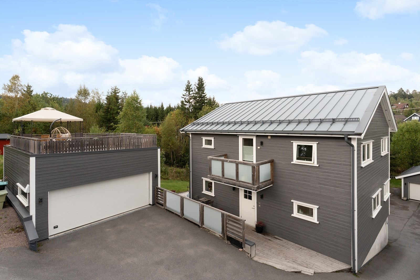 Den store takterrassen på garasjen gir ekstra uteplass med utsikt. Galleribilde