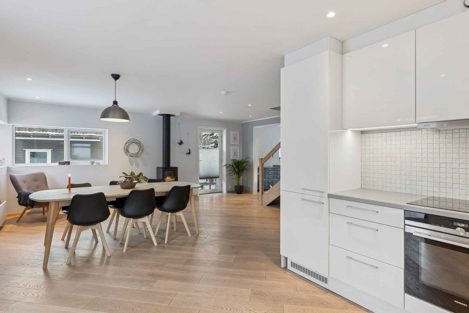 Det er god plass til spisestuemøblement. Peisovnen varmer godt og gir et fint flammebilde. Galleribilde