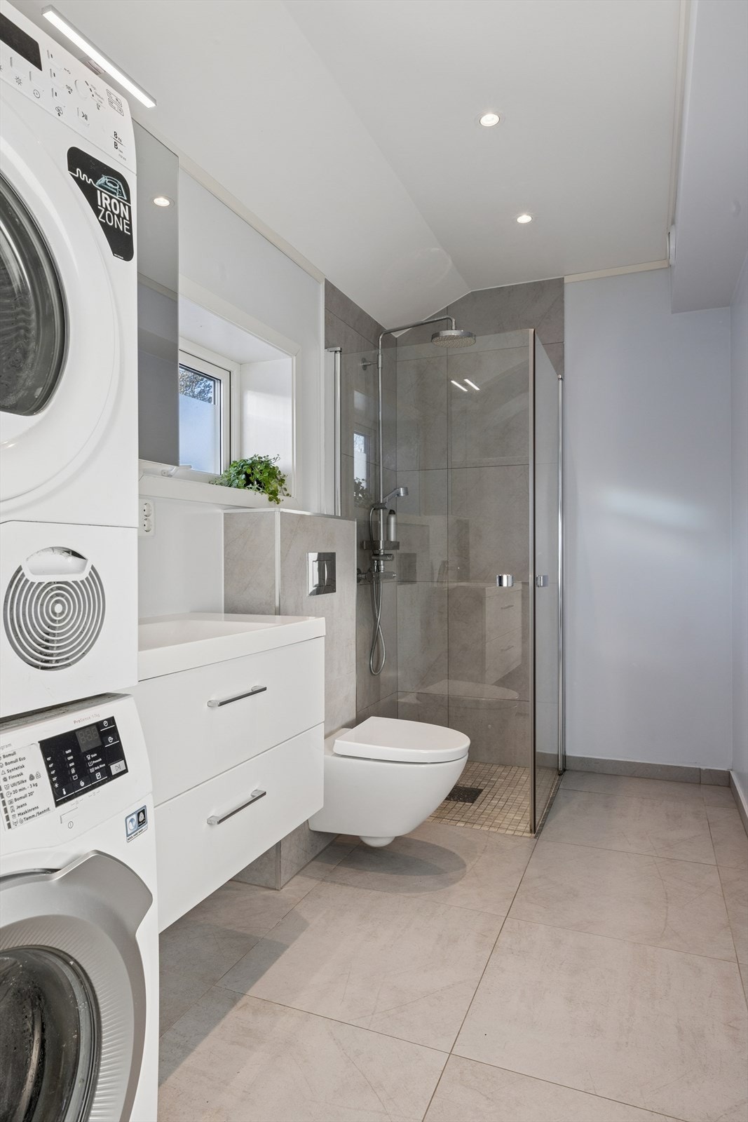 Det er også pent flislagt bad med varmekabler i 2. etasje. Her er det også opplegg for vaskemaskin. Balansert ventilasjon sikrer godt inneklima. Galleribilde