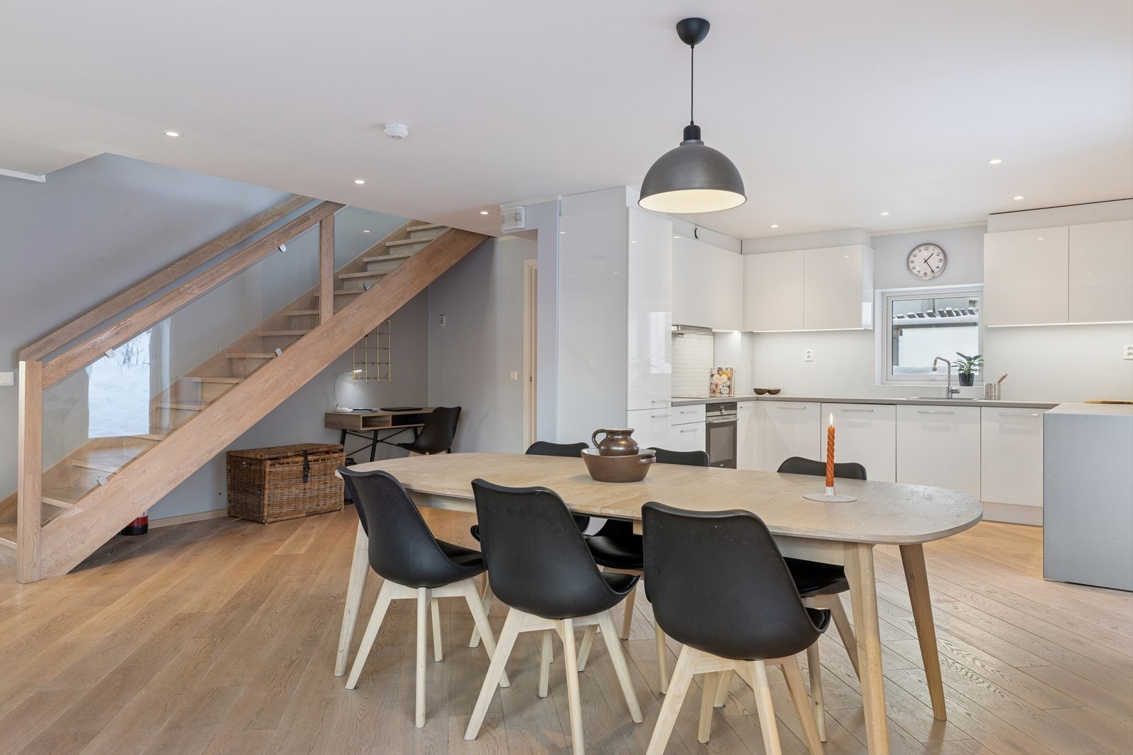 Tretrapp med glassrekkverk gir en moderne og luftig forbindelse mellom etasjene. Galleribilde