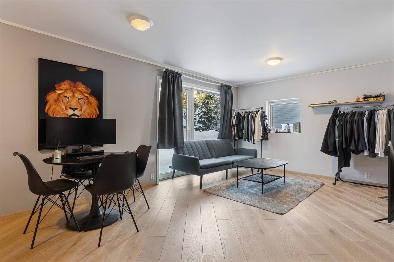 1-roms leiligheten i kjelleren har en romslig stueløsning. Her er det god plass til sofa og spisebord. Galleribilde