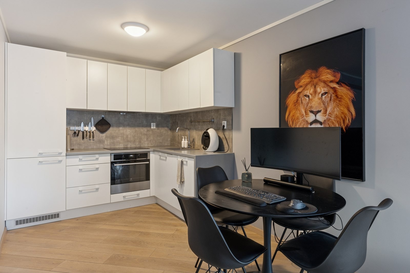 Kjøkkenet har hvite, slette fronter med en laminat benkeplate og integrerte hvitevarer som medfølger: komfyr, koketopp, kjøl/frys og oppvaskmaskin. Galleribilde