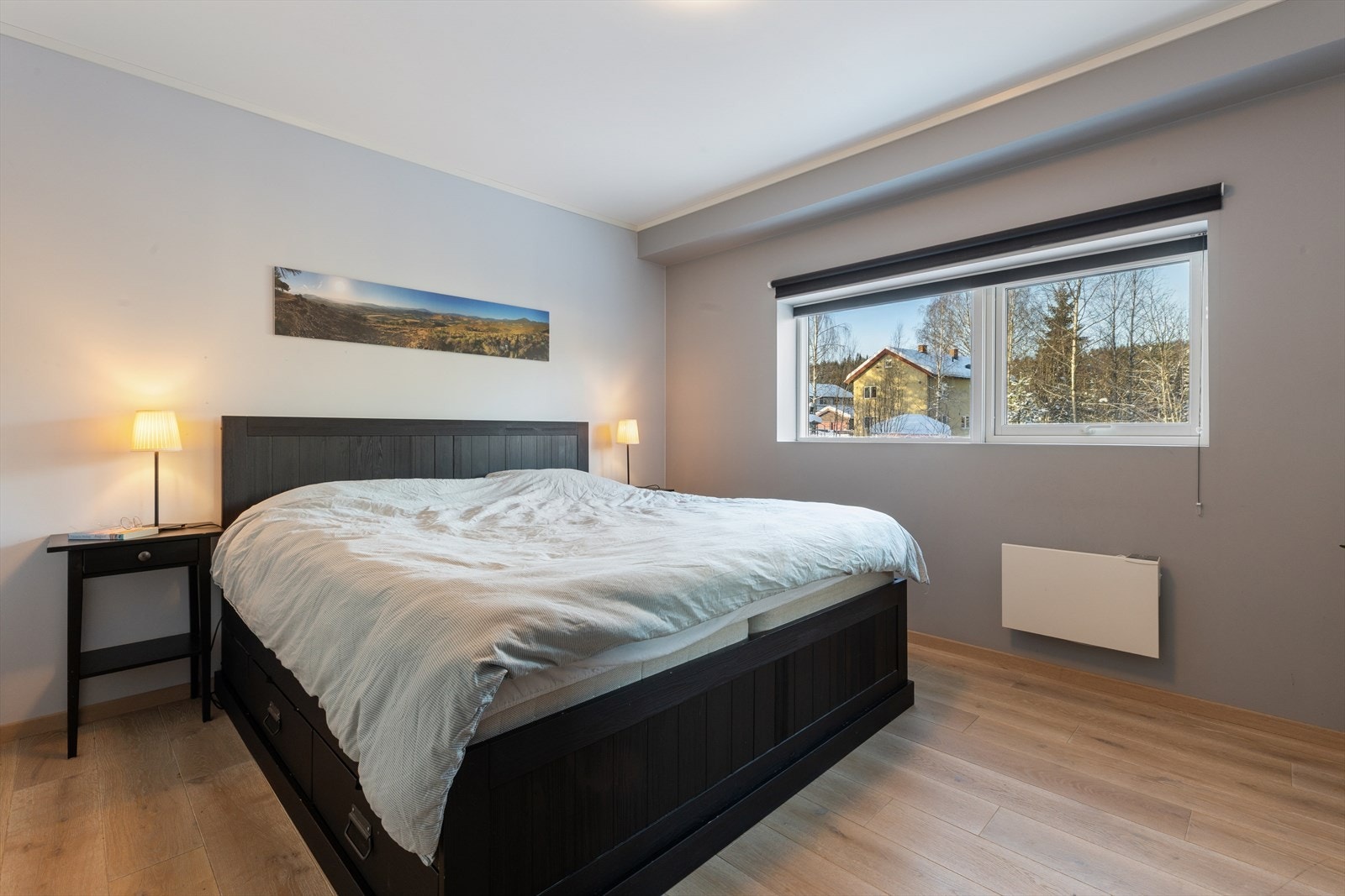 Hovedsoverom er malt i behagelig gråfarge på veggene. Galleribilde