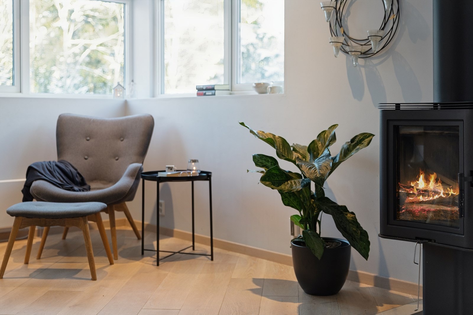 Vedovn i stuen gir jevn varme og skaper en hyggelig atmosfære. Galleribilde