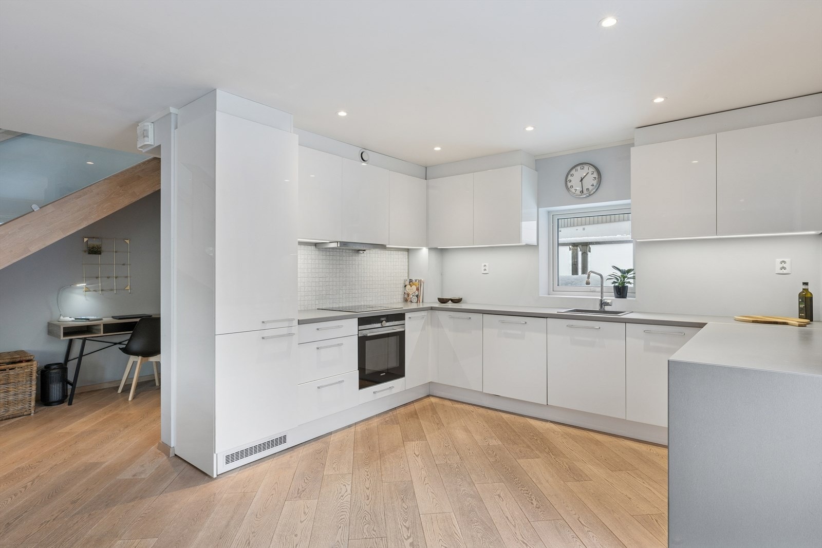 Integrerte hvitevarer og laminat benkeplate gir en funksjonell kjøkkenløsning. Komfyr med koketopp, oppvaskmaskin og frys- kjøleskap medfølger. Galleribilde