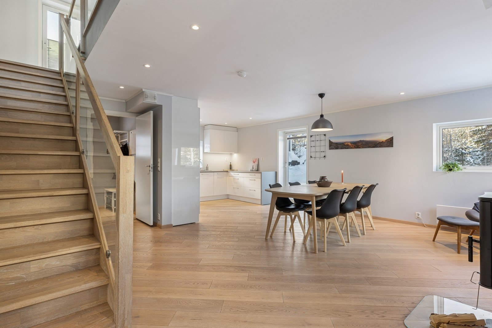 Legg merke til den pene eiketrappen med glassfelter. Galleribilde