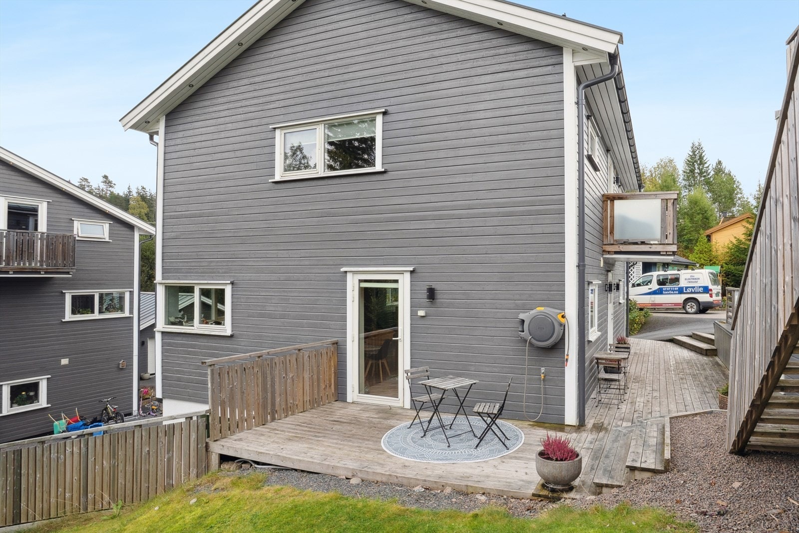 Fra kjøkkenet i 1. etasje er det utgang til markterrasse og gressplen. Trapp opp til takterrassen på garasjen sees til høyre i bildet. Galleribilde