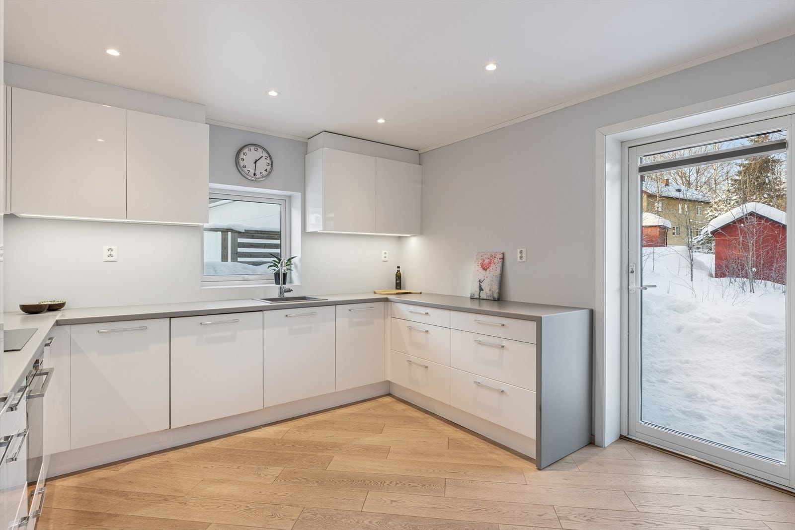 Det er utgang til terrasse og hagedel fra kjøkkenet. Galleribilde