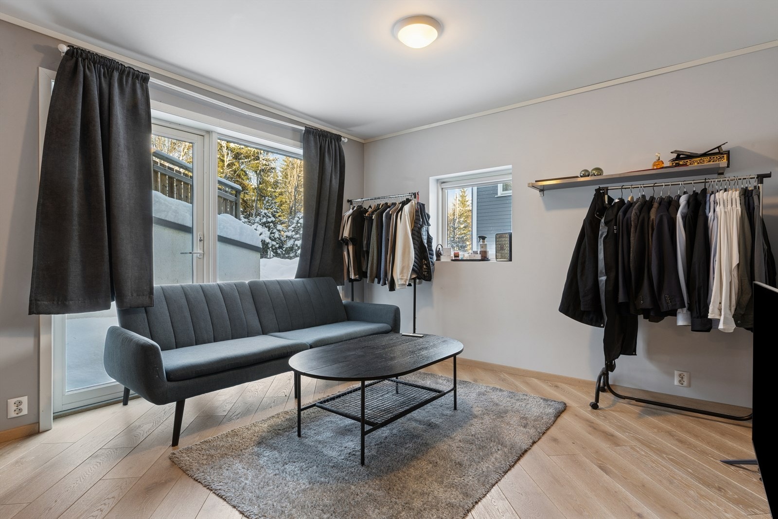 Store vindusflater gir godt med naturlig lys og utsyn mot uteområdet. Det er en liten markterrasse i tilknytning til sokkelleiligheten. Galleribilde