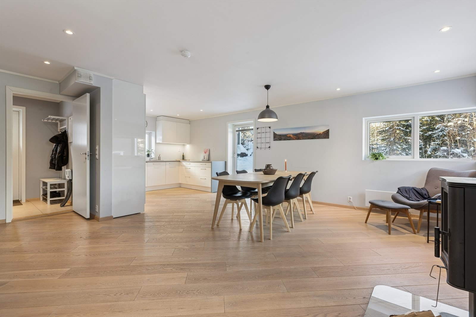 Spisestue med pen enstavs eikeparkett. Godt med vinduer sikrer godt lysinnslipp. Galleribilde