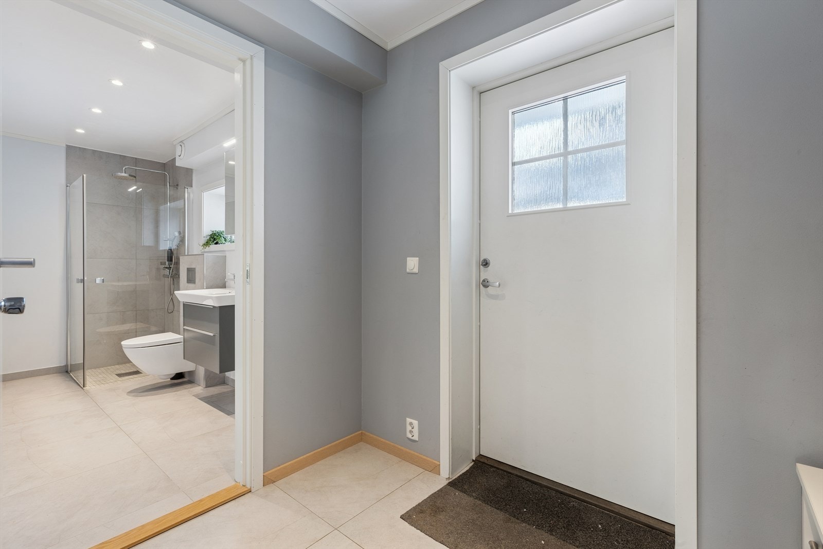 Man ønskes velkommen inn en en arealeffektiv entré. Det ene badet er i direkte tiknytning av entreen. Galleribilde