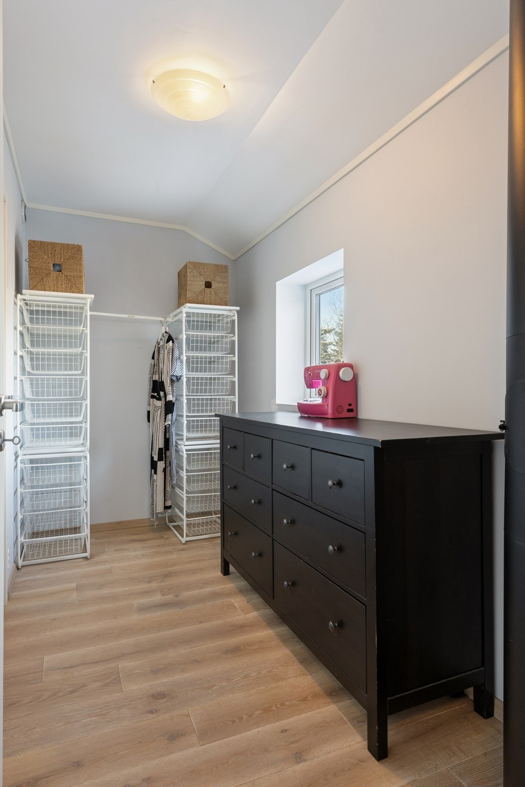 Det er praktisk bodrom, walk-in-closet i tilknytning til hovedsoverommet. Galleribilde