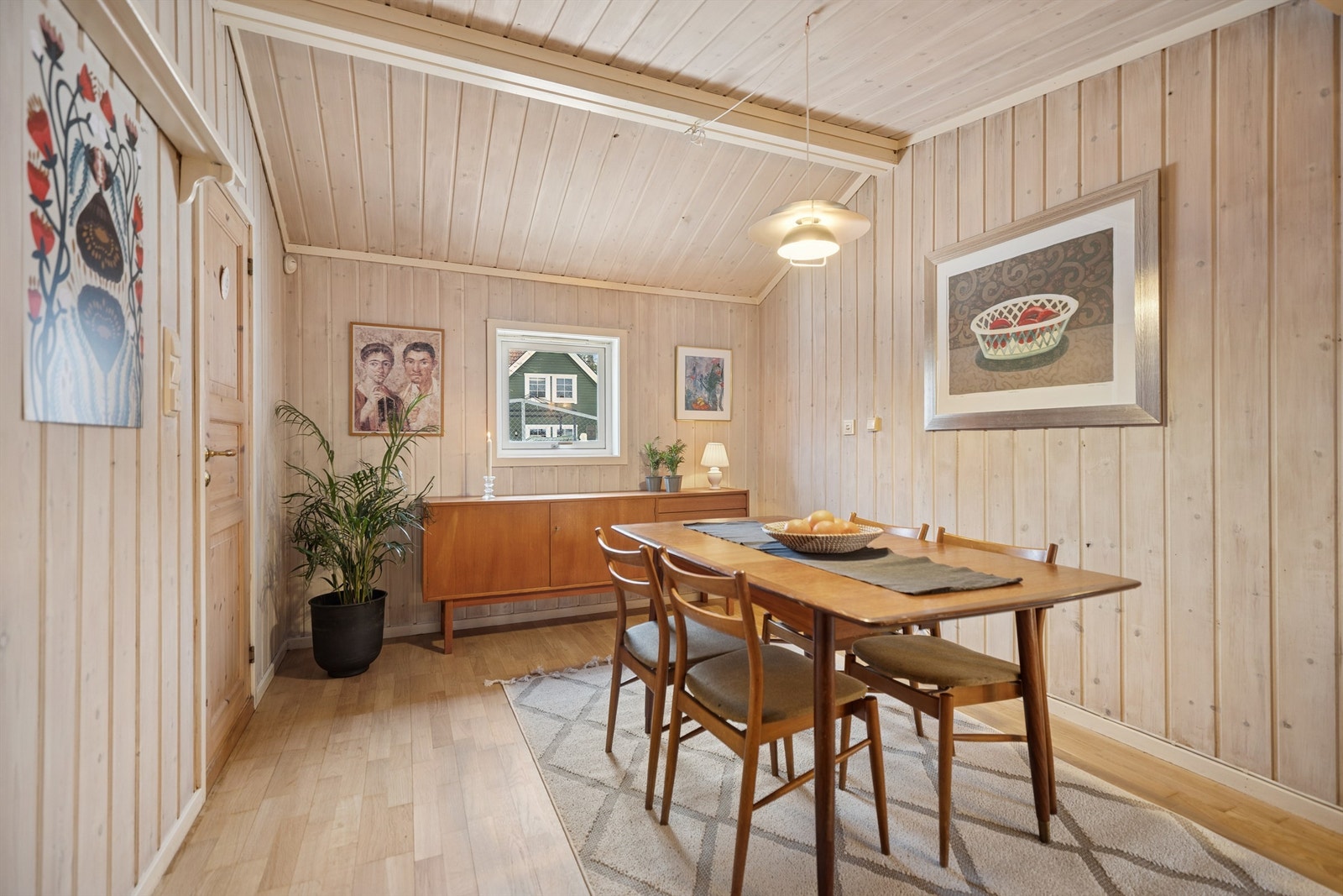 Spisestue med god plass til stort spisebord. Galleribilde