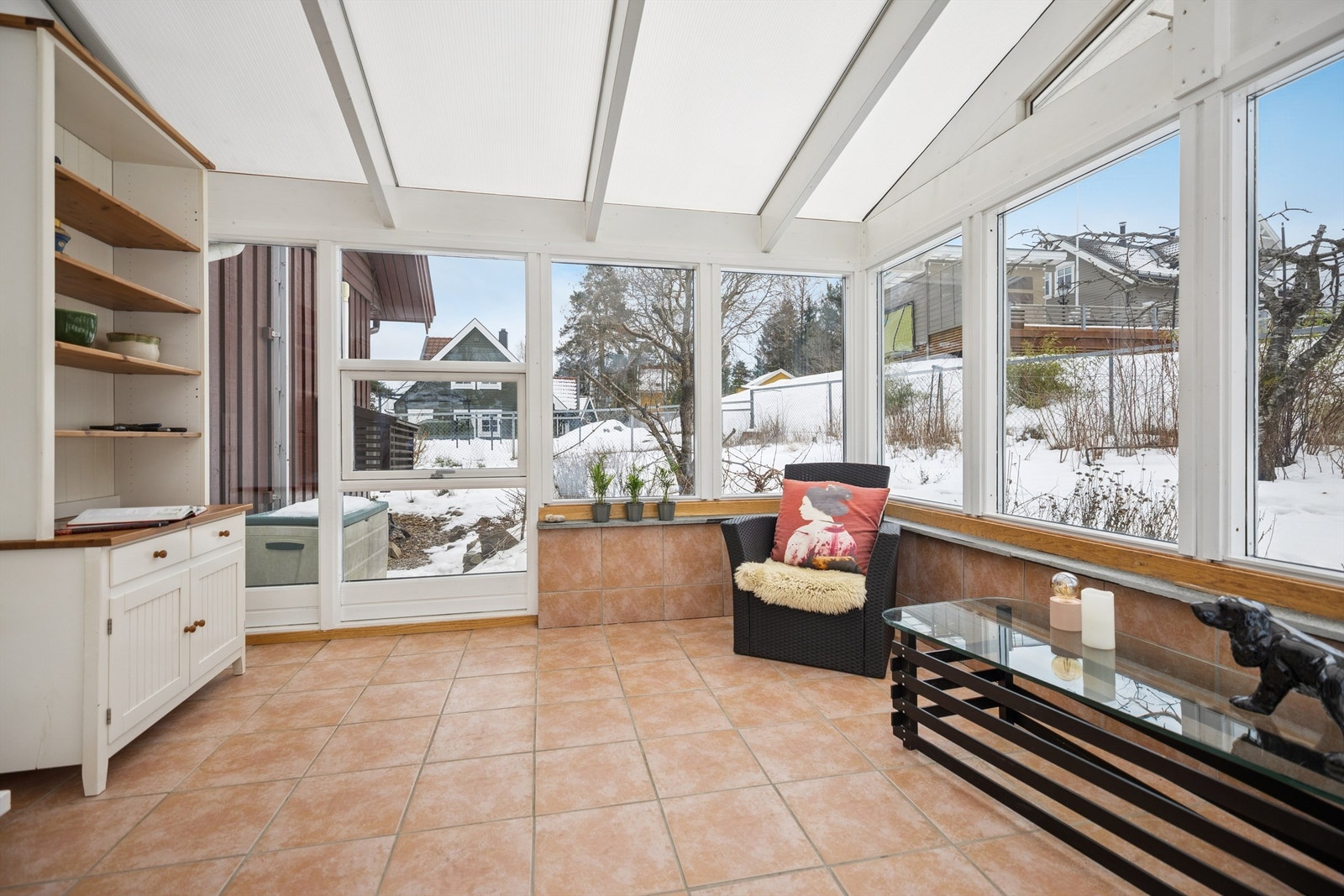 Dette rommet er uisolert, men har flislagt gulv med varmekabler og god plass til møblering - et flott ekstra oppholdsrom som kan brukes store deler av året. Galleribilde