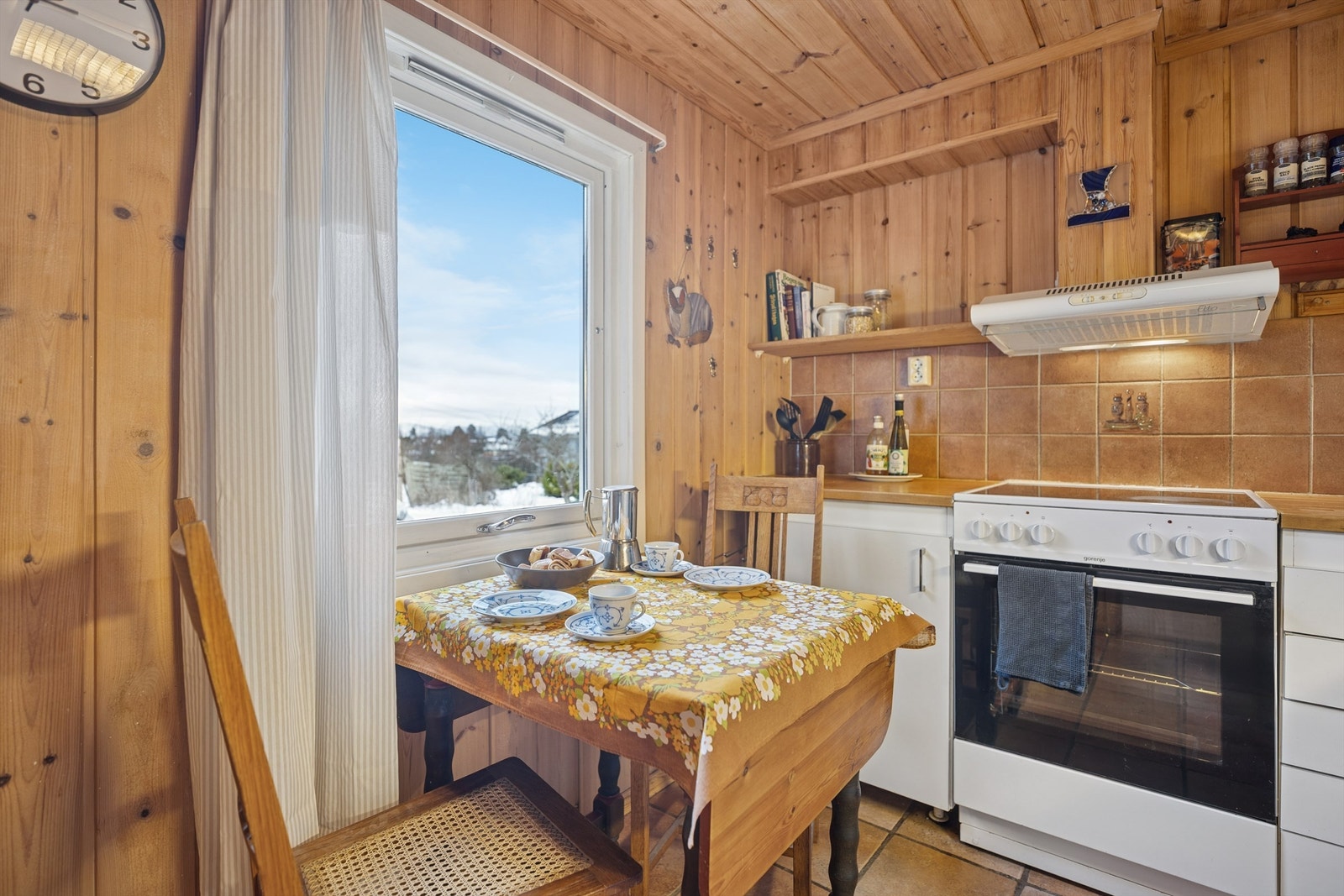 Her er det plass til hvitevarer, og en koselig spiseplass til frokost og små måltider. Galleribilde