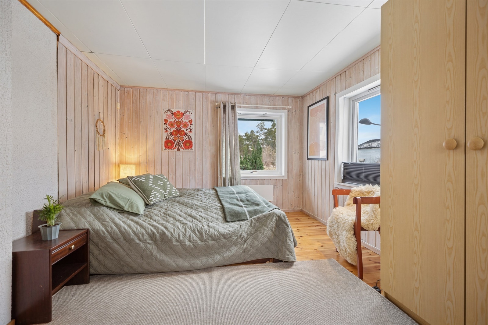 Hovedsoverommet er romslig, med god plass til stor seng, nattbord og garderobeskap. Galleribilde