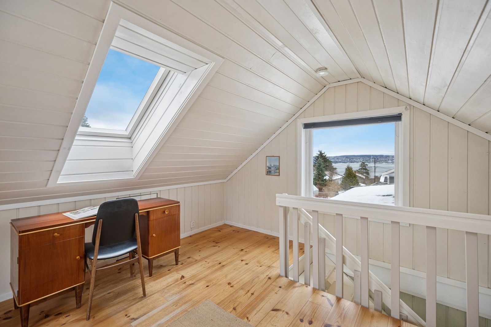 Boligen har også en lys og trivelig loftstue med takvinduer som gir godt gjennomlys og en behagelig atmosfære. Loftstuen er ikke godkjent til varig opphold. Galleribilde