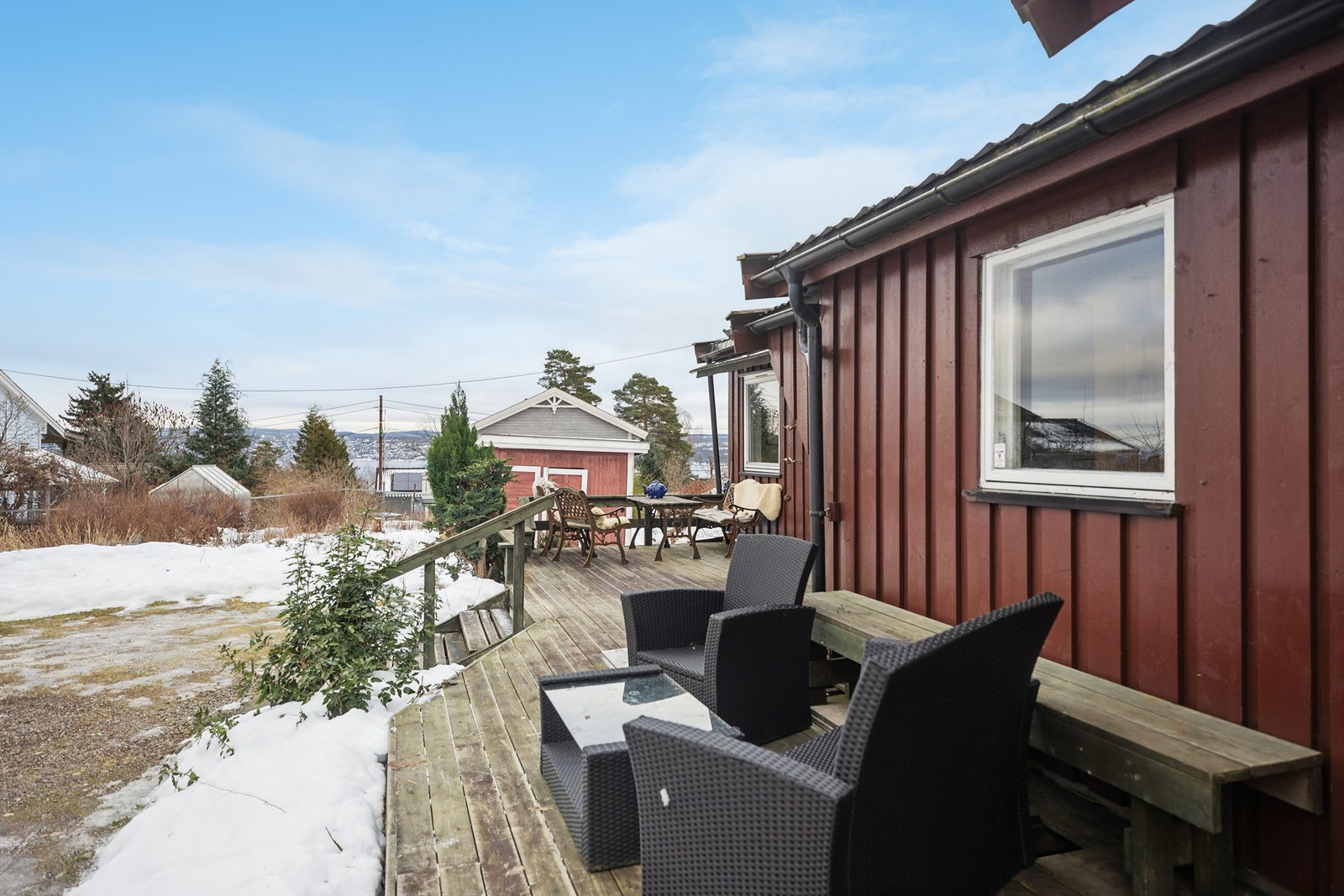 På terrassen er det god plass til flere sittegruppe, spiseplass og grill for hyggelige sammenkomster Galleribilde