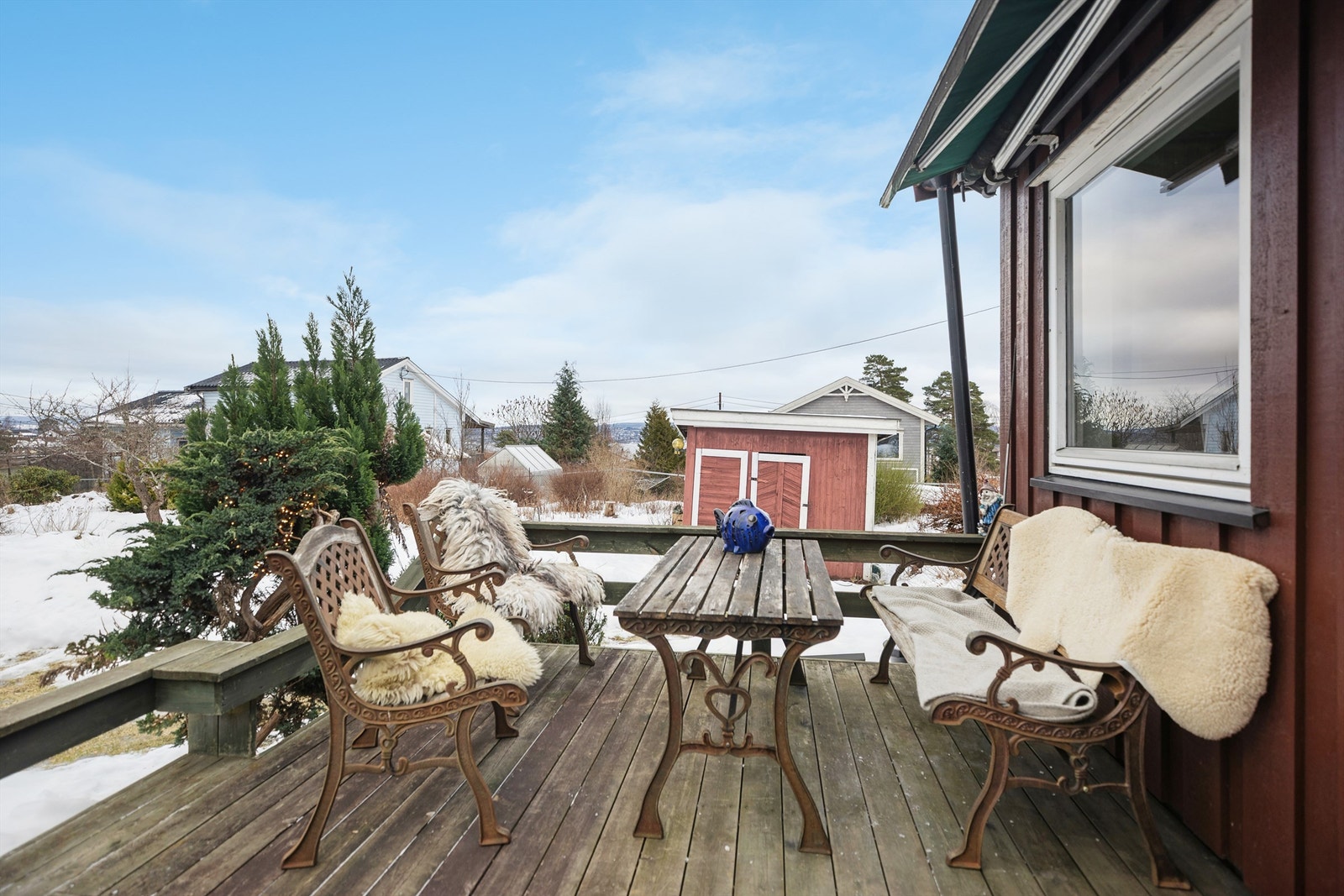 I tillegg har stua utgang til en deilig terrasse på hele 34 kvm. Med fine lys- og solforhold og et glimt av sjøen, ligger alt til rette for å nyte sommerdagene til fulle. Galleribilde