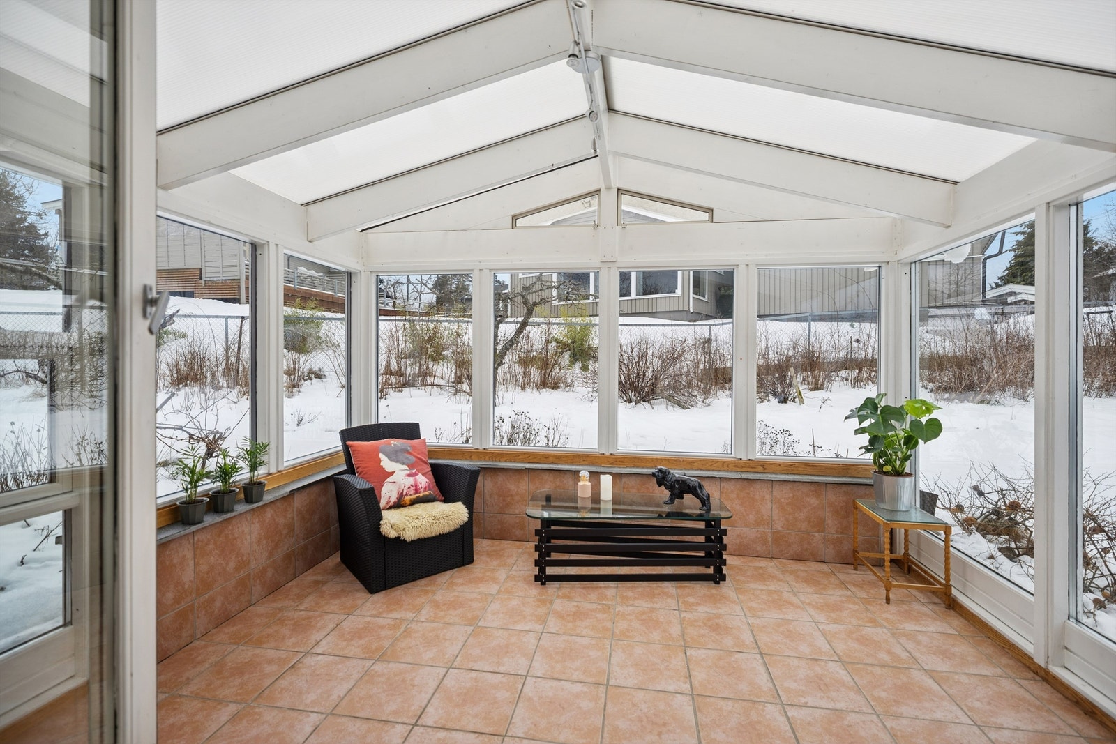 Fra stua er det også direkte adkomst til en vinterhage på ca. 13 kvm. Vinterhagen er ikke byggesøkt. Galleribilde