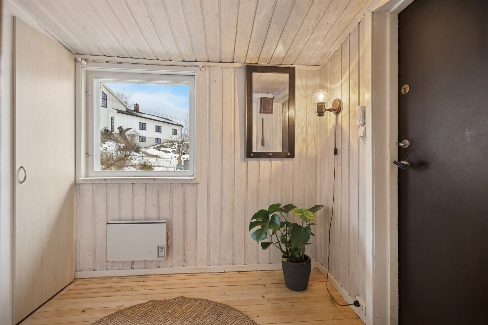 Entré med tregulv og god plass for oppbevaring av yttertøy og sko. Galleribilde