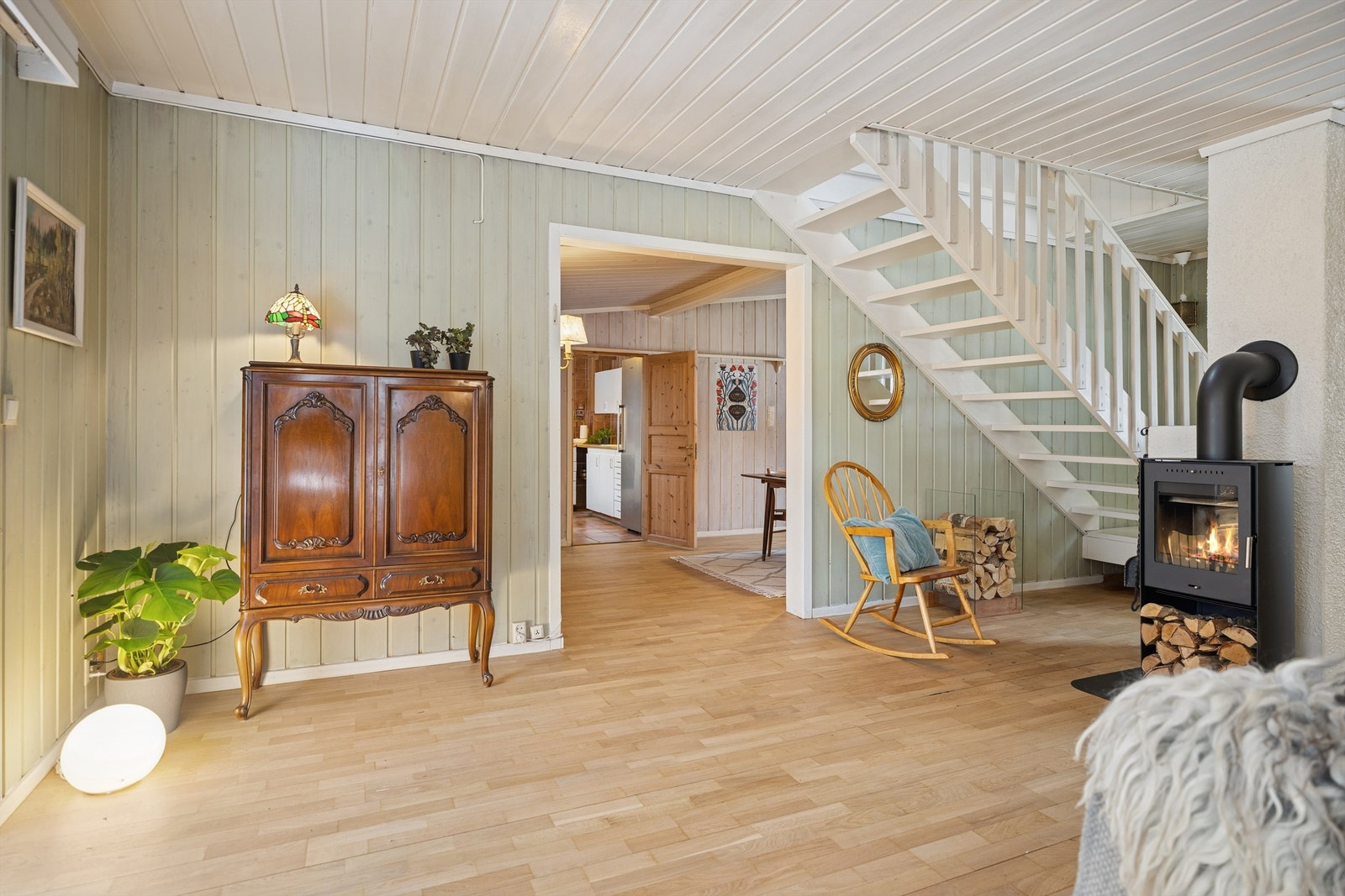 Stue, spisestue og kjøkken ligger på rad og rekke i en delvis åpen løsning som gir en naturlig og god flyt mellom rommene. Galleribilde