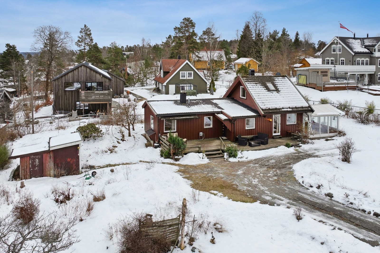 Populært og barnevennlig boområde med kort vei til barnehager, barneskole, sjøen, samt skog og mark Galleribilde