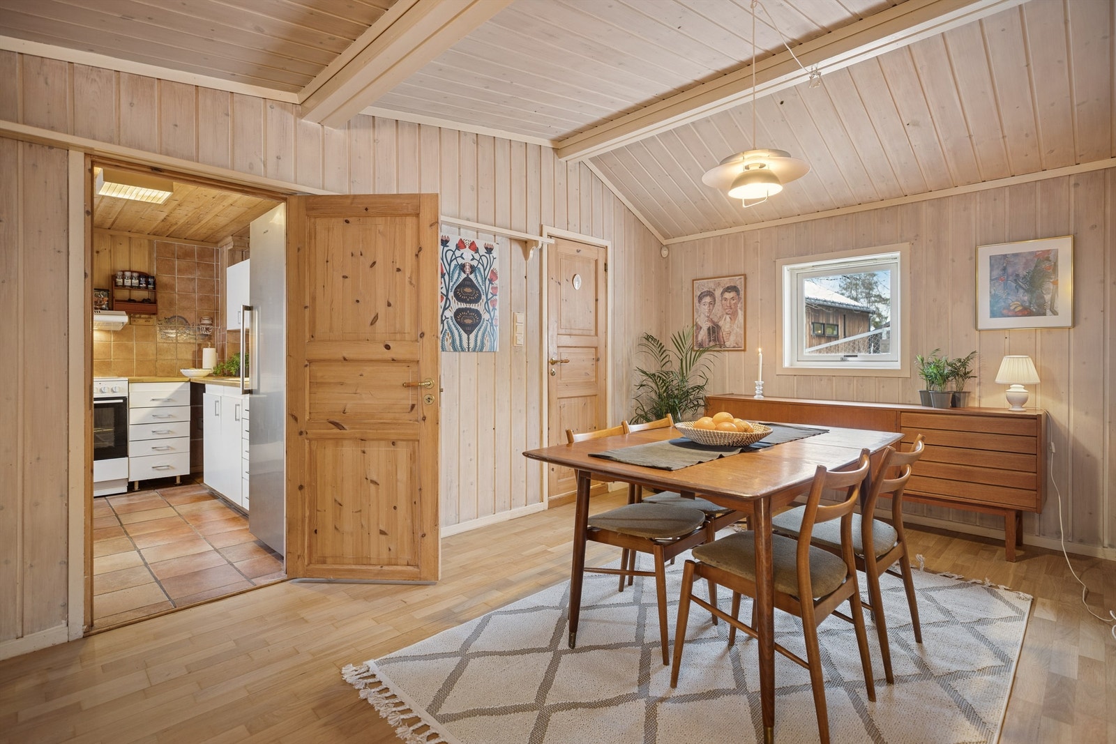 God plass til spisemøblement som innbyr til sosialt samvær med familie og venner. Galleribilde