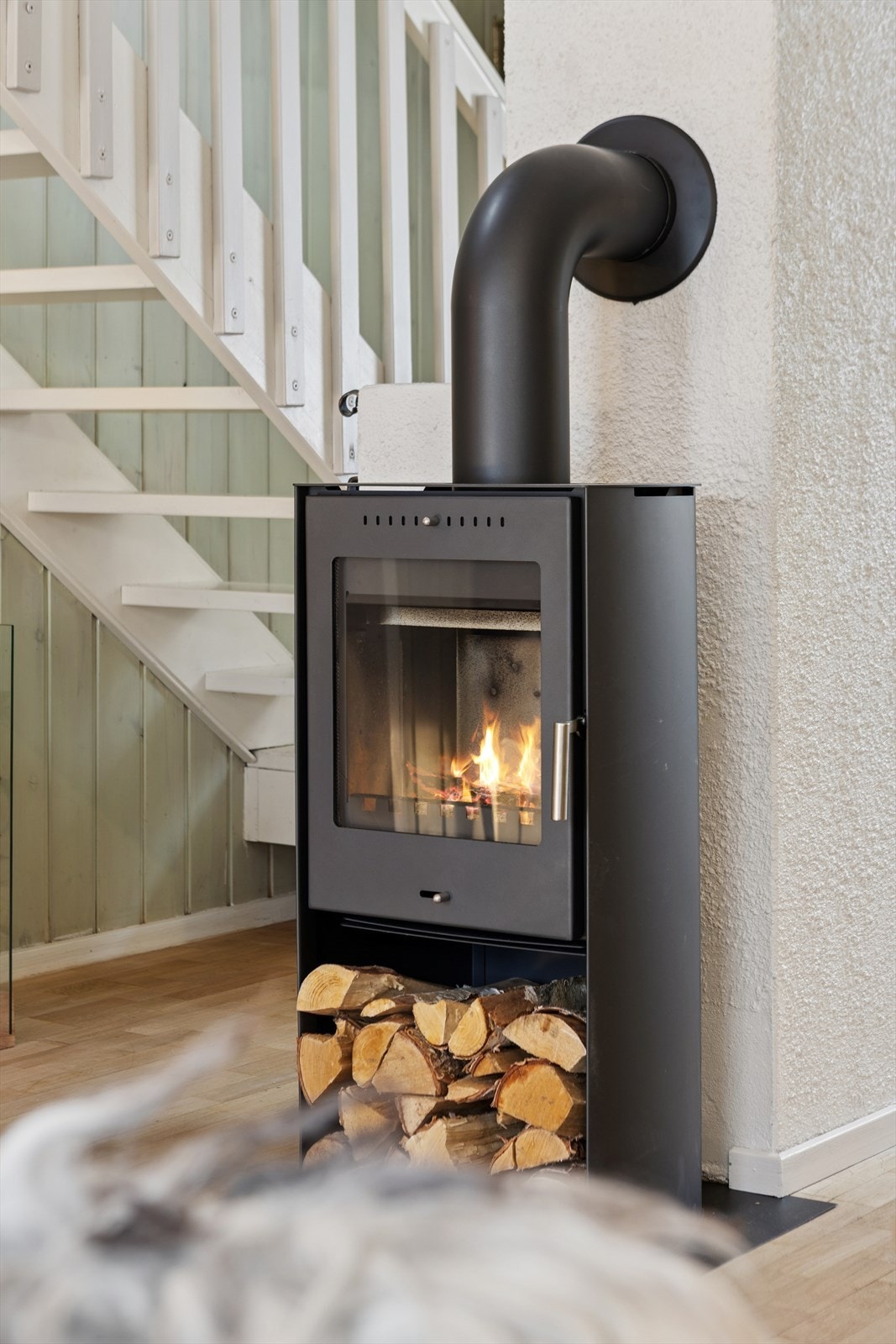 For ekstra hygge og varme på kalde kvelder kan det fyres opp i den moderne peisovnen Galleribilde