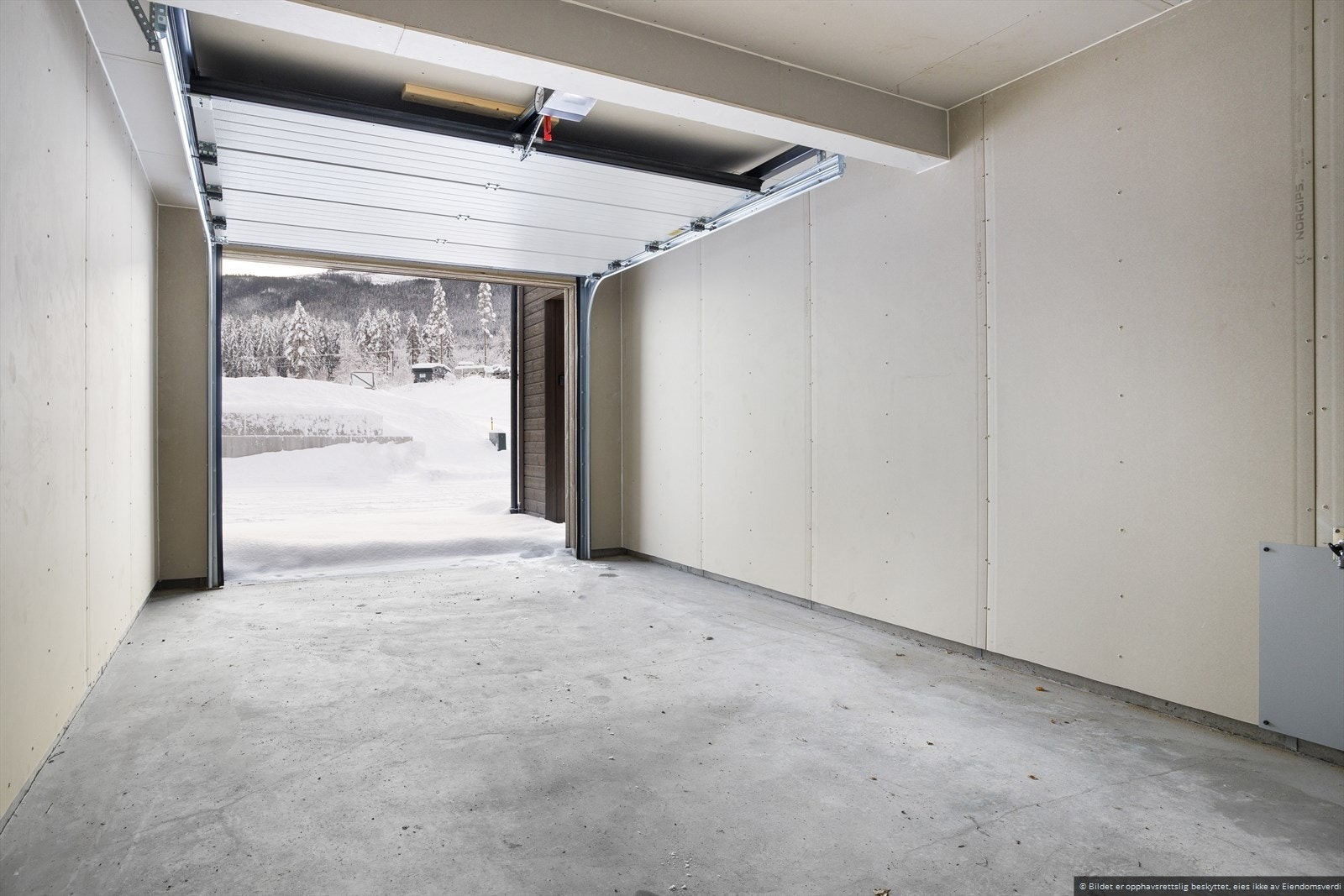 Garasjen har el-bil lader og trådløs portåpner. Over garasjen er det terrasse med utgang fra stue. Fra terrassen har man nydelig utsikt! Galleribilde