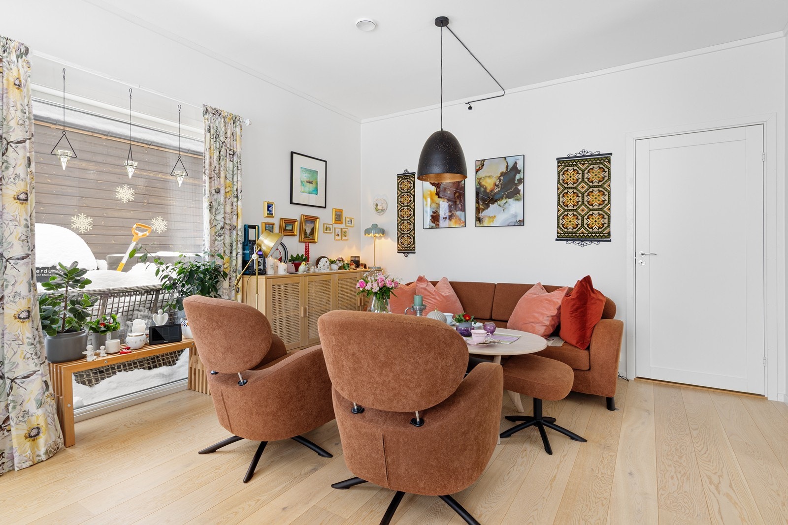 Boligens innvendige vegger og himlinger med malte plater. Hovedsakelig alle gulv med parkett 1-stavs hvitpigmentert eikeparkett i kjøkken og stue, samt 3-stavs hvitpigmentert eikeparkett på soverom Galleribilde