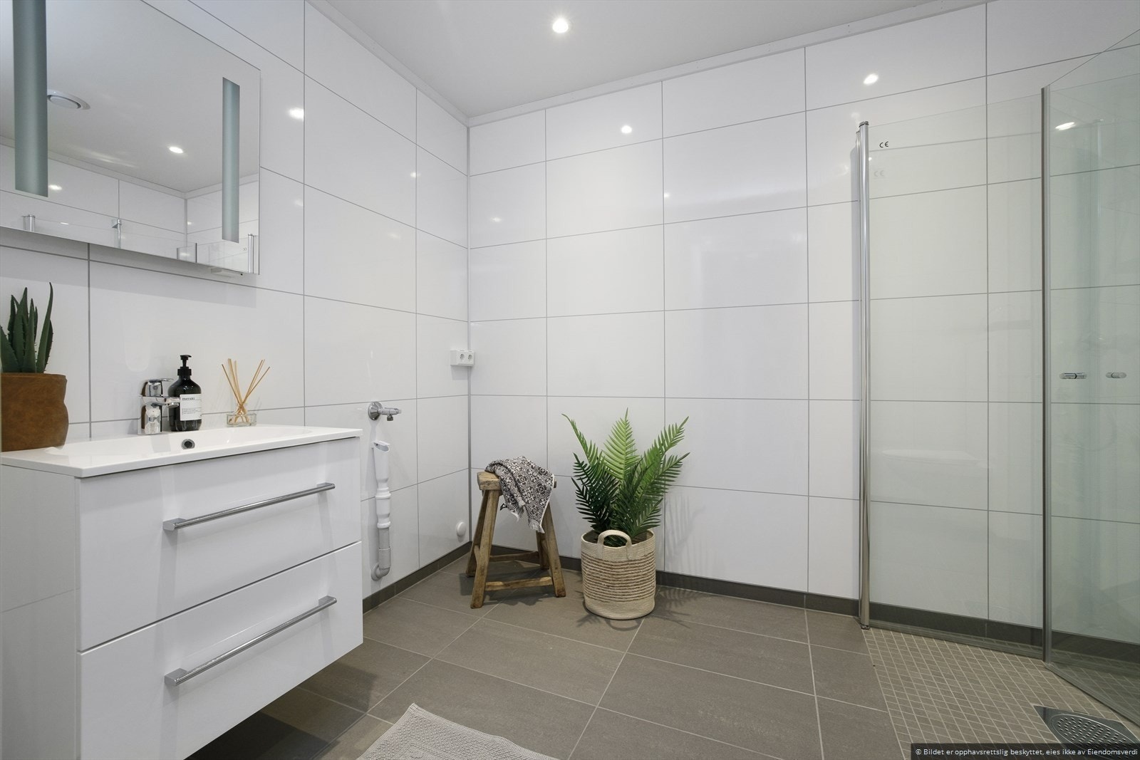 Enkelte bilder er hentet fra tidligere salg når boligen var ny. Baderommet har innredning med helstøpt servant med skuffer fra Linn Bad. Speil med lys og stikkontakt. Galleribilde