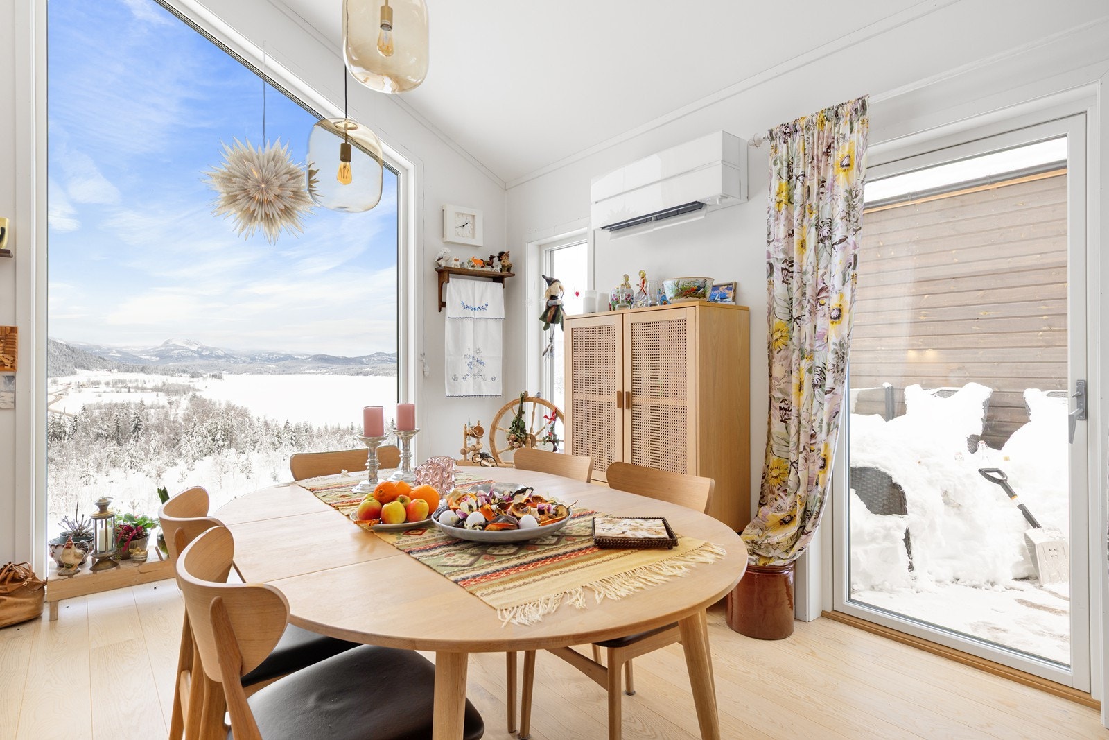 Det er montert varmepumpe i stuen. Galleribilde