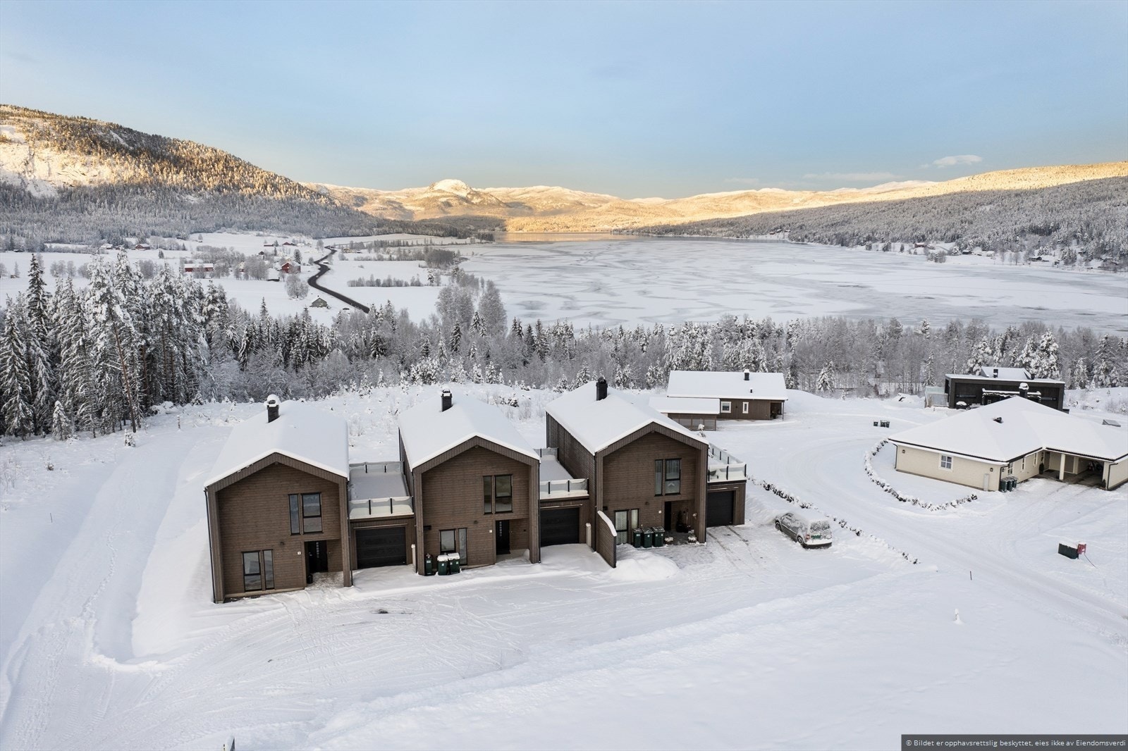 Dette er boligen for deg som ønsker en trendy og innholdsrik bolig med panoramautsikt, omkranset av vakker natur. Galleribilde