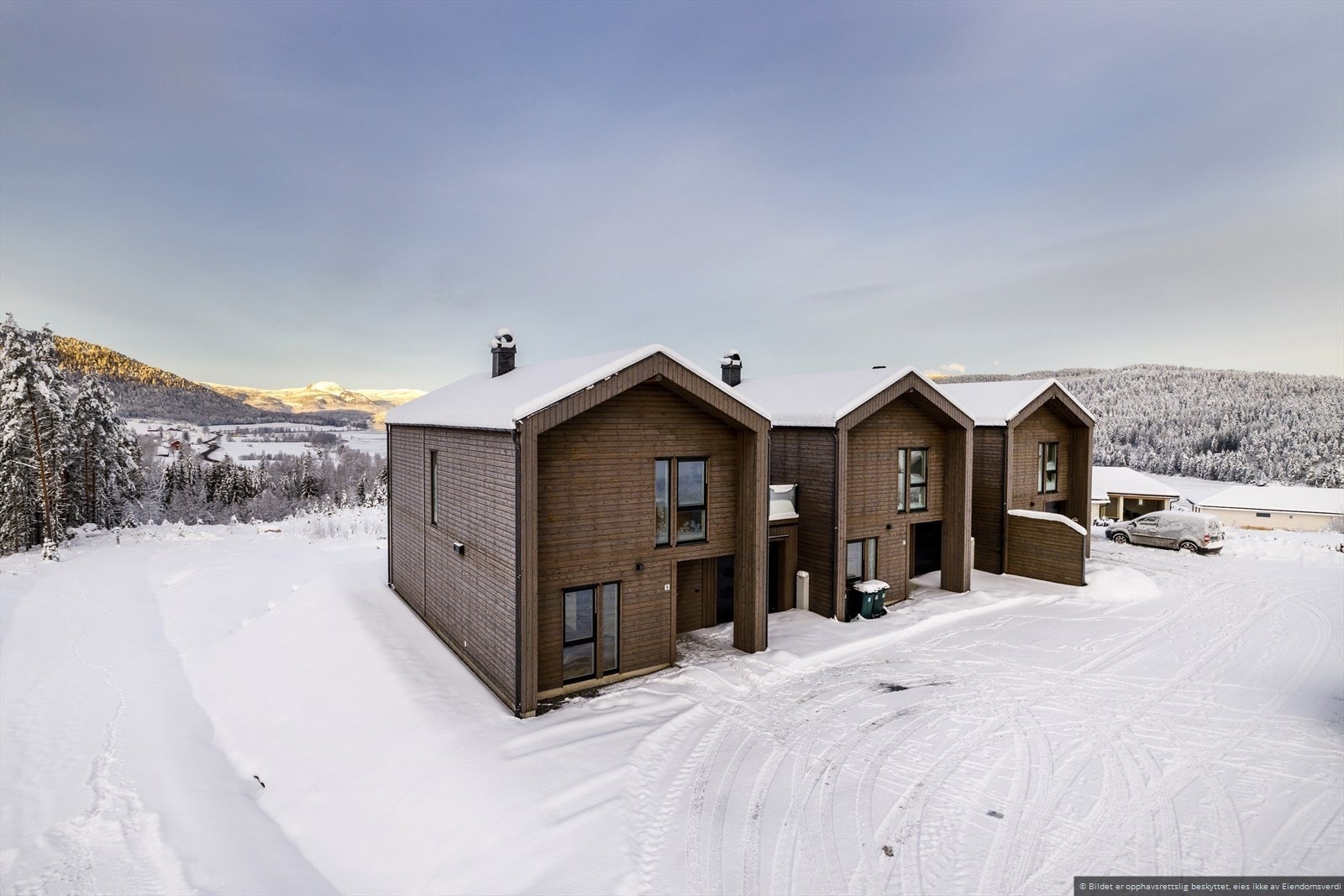 Rekkehus med idyllisk beliggenhet og panoramautsikt! Innholdsrik med 2 bad, 2 stuer, 3 soverom! Galleribilde