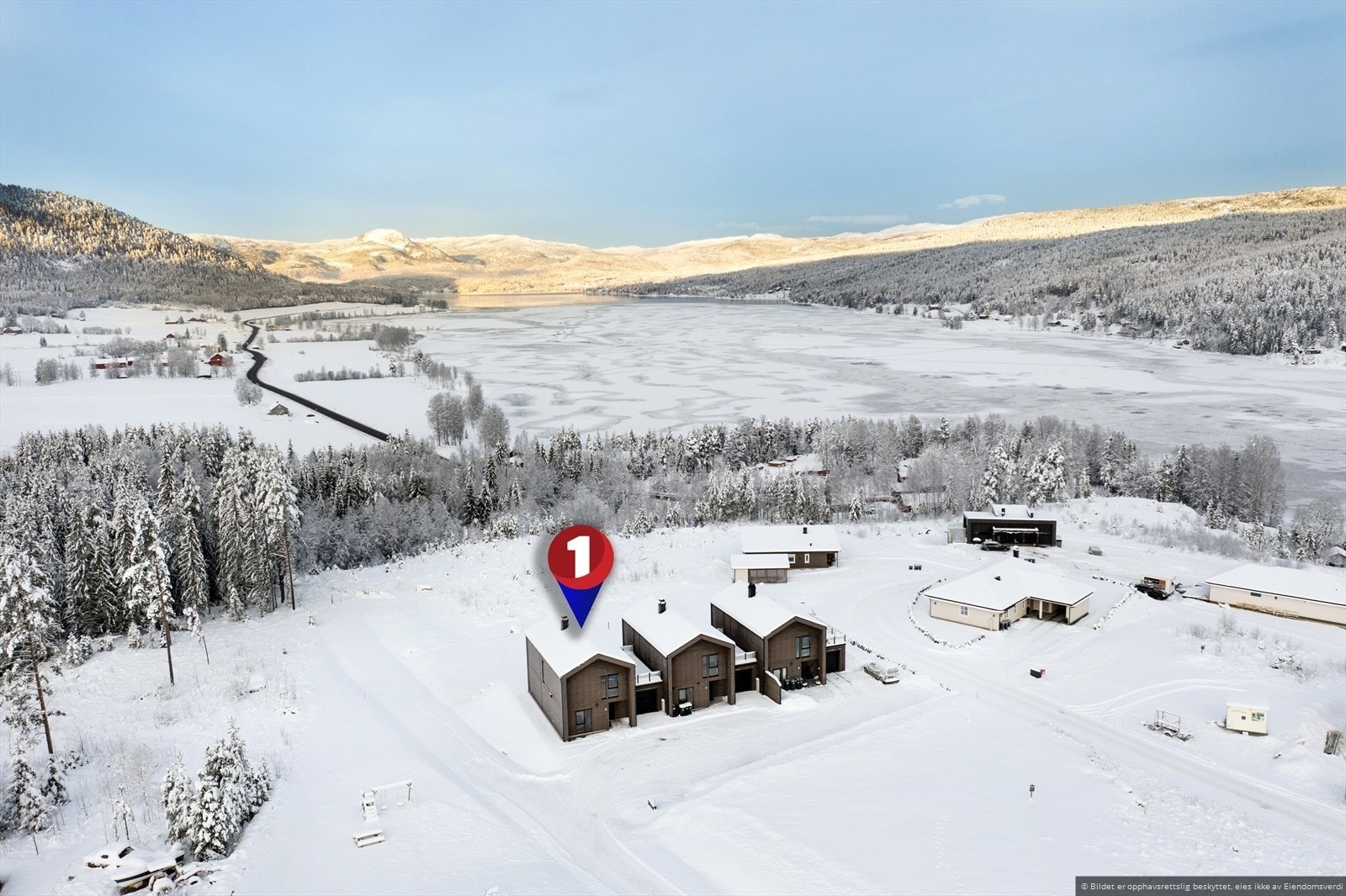 Karivelta 9 ligger vakkert til i Sigdal kommune der Andersnatten reiser seg i horisonten omkranset av Trillemarka naturreservat på den ene siden og Norefjell på den andre. Galleribilde