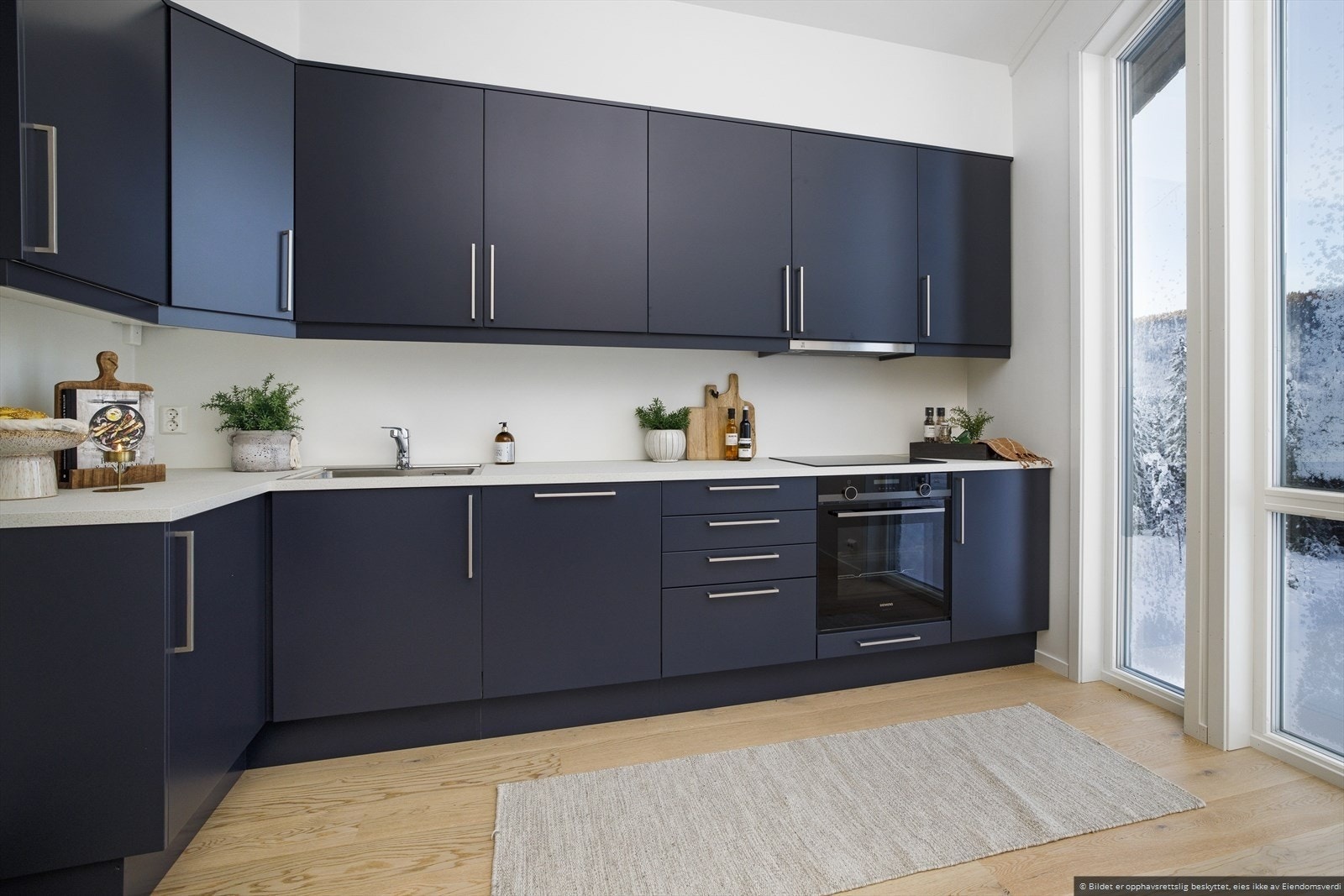 Laminert benkeplater med nedfelt oppvaskkum. Lys over benk. Ventilator (Røros) med lys og kanal ut i yttervegg Galleribilde