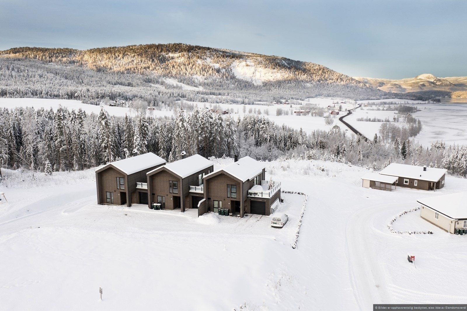 Fra huset er det nydelig utsikt mot Andersnatten, Trillemarka, Norefjell og Soneren! Galleribilde