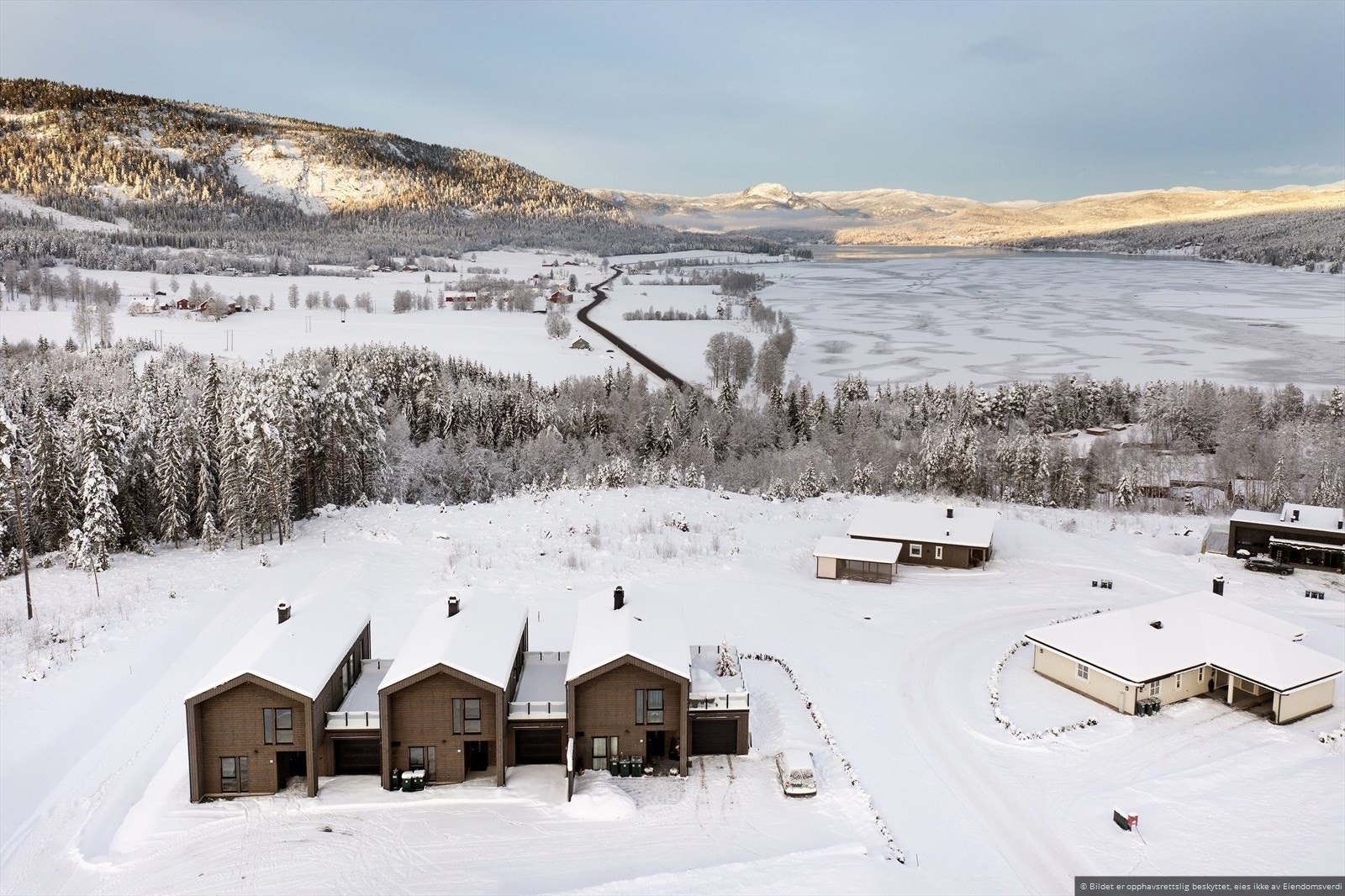 Kun 3 km fra boligen ligger Prestfoss sentrum med godt utvalg forrteninger, blant annet matbutikk, kafe, bank, frisør, hagesenter, interiørbutikk, treningssenter, idrettsanlegg, barnehage, SFO og skoler. Galleribilde