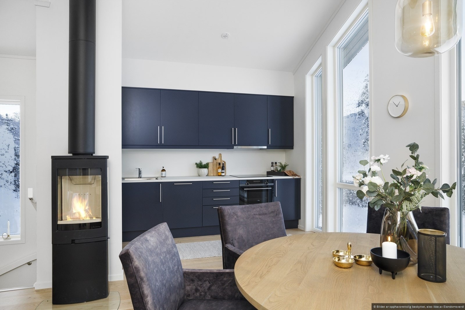 Det er åpen stue/kjøkken løsning mot stuen. Galleribilde