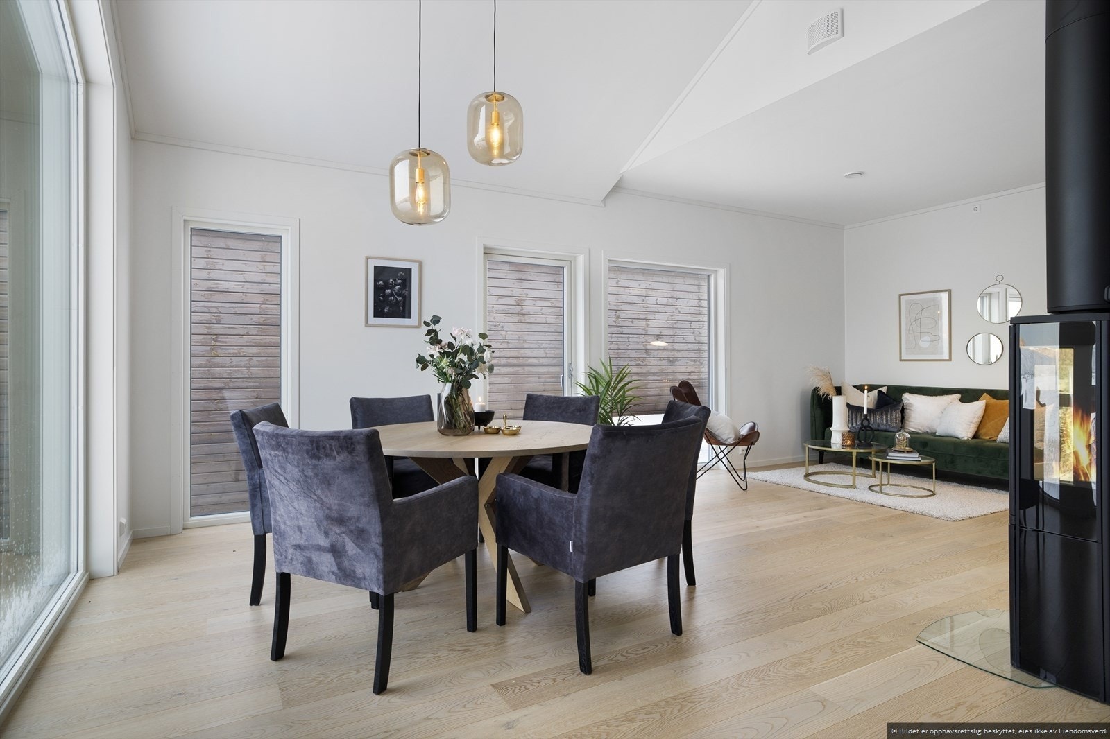 Stuen i 2. etasje er utstyrt med peisovn og dør ut til terrasse med nydelig utsikt. Begge stuene har TV-uttak. Galleribilde