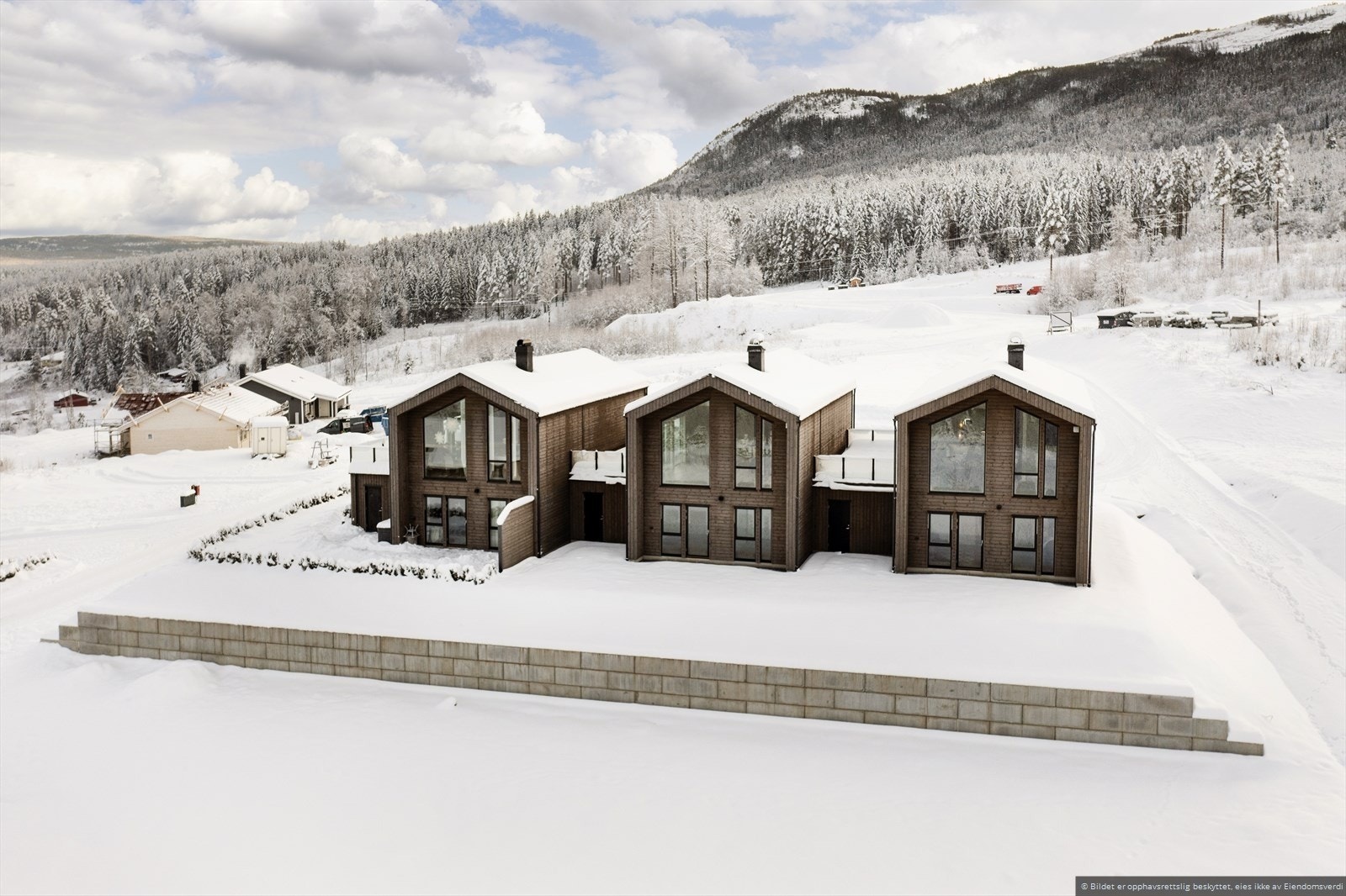 I tillegg til naturen med fine turområder i skog og fjell finnes det et bredt utvalg fritidsaktiviteter. Skatepark, lysløyper, sandvollyball, fotball, friidrett, rideanlegg, motorbane, gokart, skytebane, skøytehall, svømmehall, alpinanlegg og hoppbakke. Galleribilde